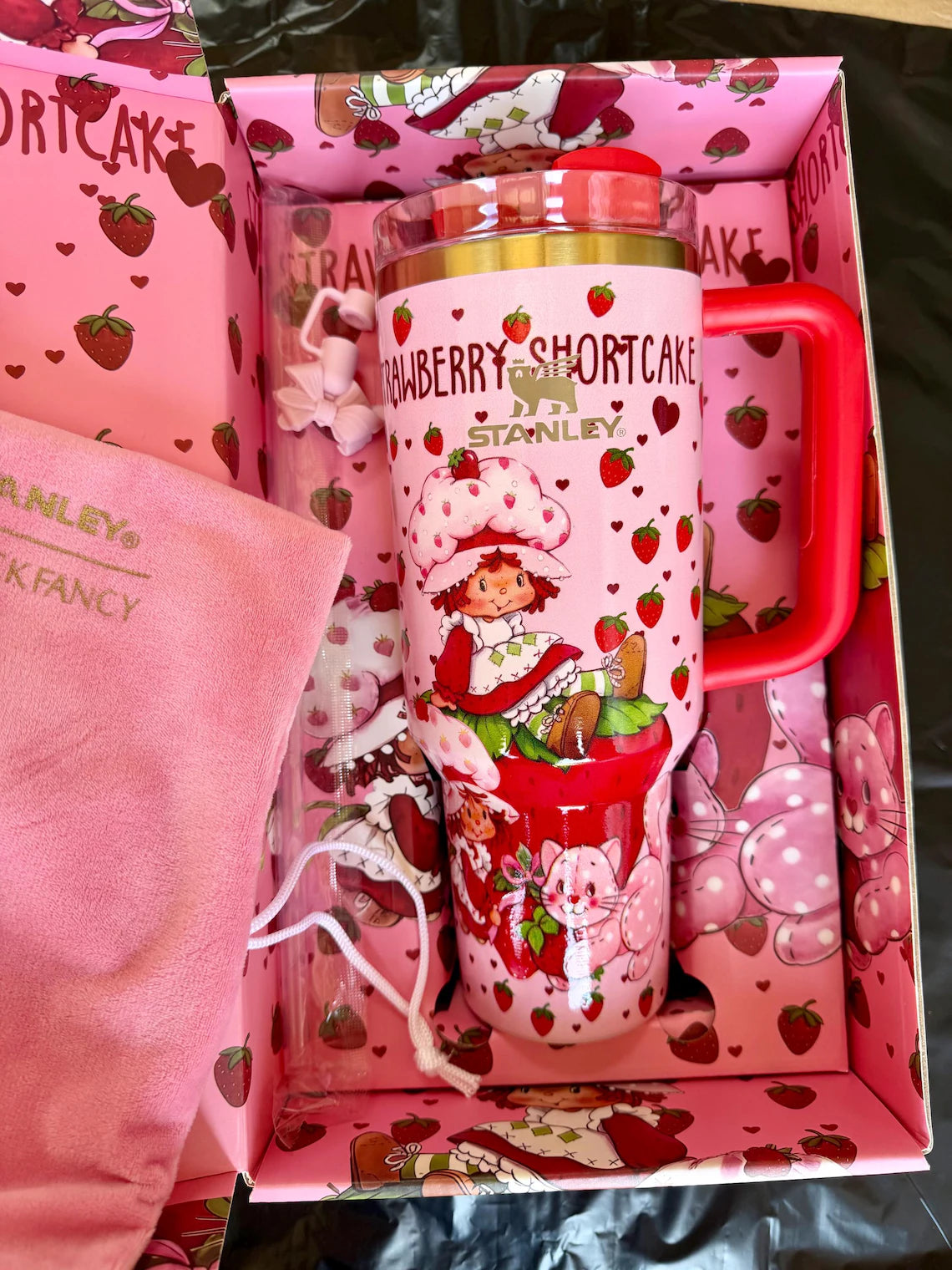Limited Strawberry shortcake 40oz Stanley tumbler